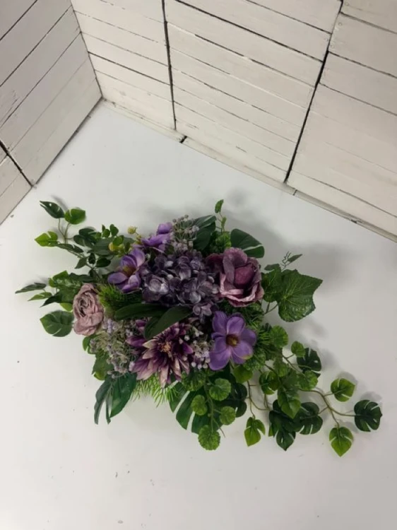 Ciemnofioletowy stroik na cmentarz 50 cm