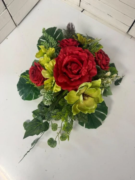Nowoczesny stroik na cmentarz z różą i magnolią