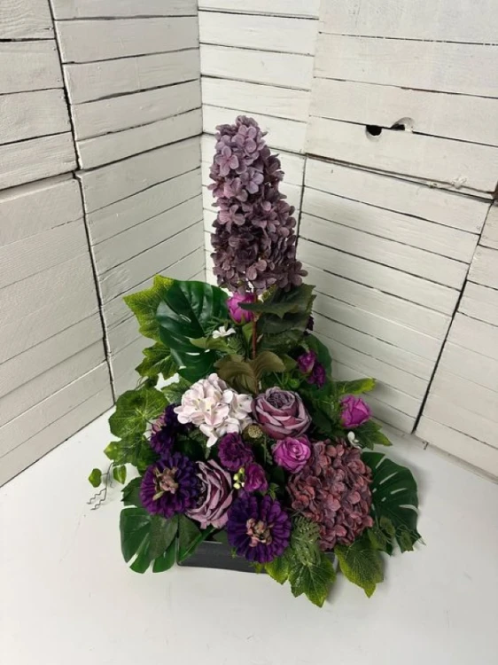 Biskupi stroik na cmentarz 60 cm Premium Wysoki fioletowy stroik na pomnik z hortensją Stroik premium na cmentarz z hortensjami i różami