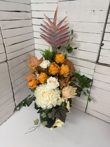 Bukiet do wazonu na cmentarz 60 × 45 cm   odcieniach pomarańczu i kremu