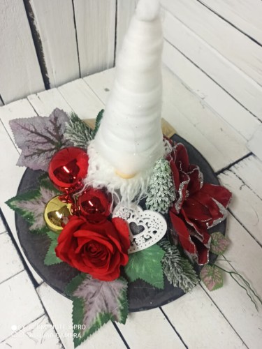 dekoracja-świateczna-patera-krasnal-czerwona-roza-boze-narodzenie.jpg