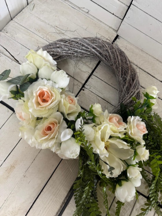 piekny nowoczesny wiaek na drzwi -wianki na drzwi-roze-zwis.jpg