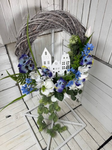 niebieski wianek na drzwi kompozycja kwatowa na drzwi.jpg