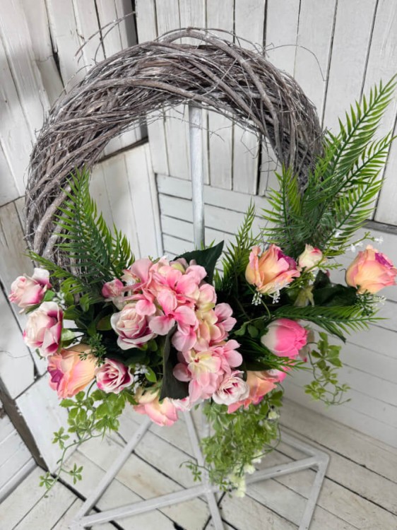 elegancki rozowy wianek na drzwi-kompozycja na drzwi.jpg