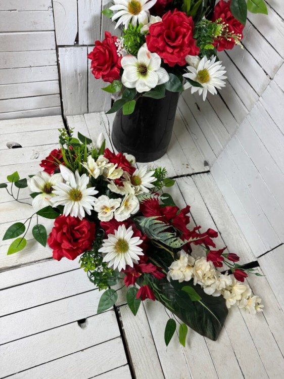 stroik na cmentarz-czerwony-kwiaty na grob-eleganckie-piekne -nowoczsne.jpg