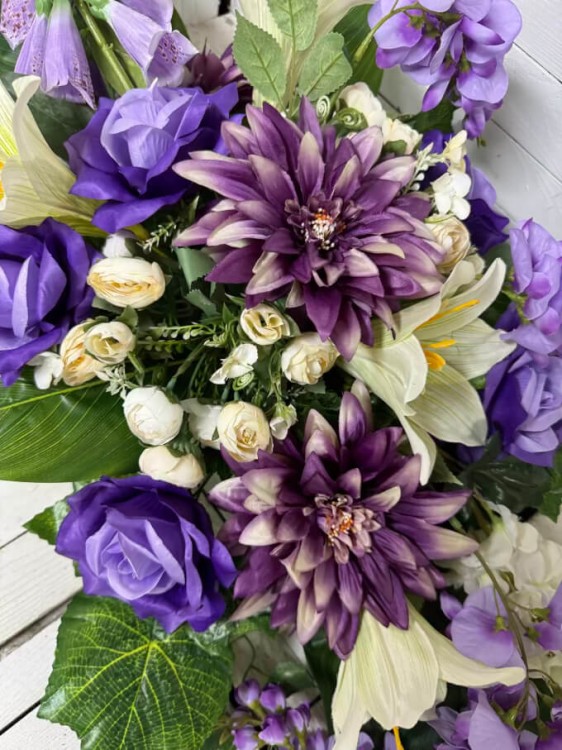 fioletowe-kwiaty-na-cmentarz-stroik na cmentarz-stroiki-kompozycje-na-grob-nowoczsne-eleganckie-duze-piekne.jpg