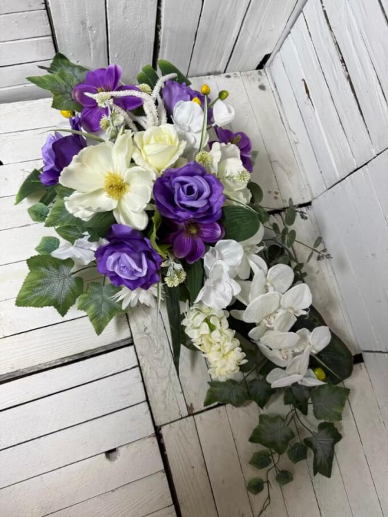 stroik na cmentarz kompozycja na grob-elegancka z białym duzym storczykiem-kwiaty wiazanki na cmentarz eleganckie.jpg