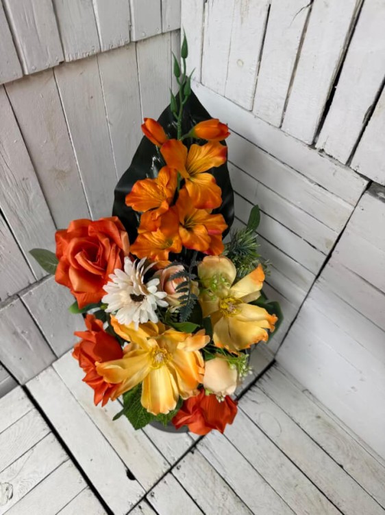 pomaranczowe kwiaty-bukiet na cmentarz-bukiety-kompozycja nagrobna -wiazanka na cmentarz-kwiaty na grob.jpg