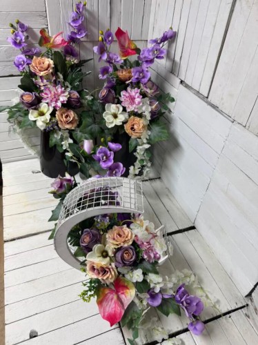 kompozycja na cmentarz wiazanka dwa jednakow bukiety do wazonu i kompozycja na płyte nagrobna.jpg