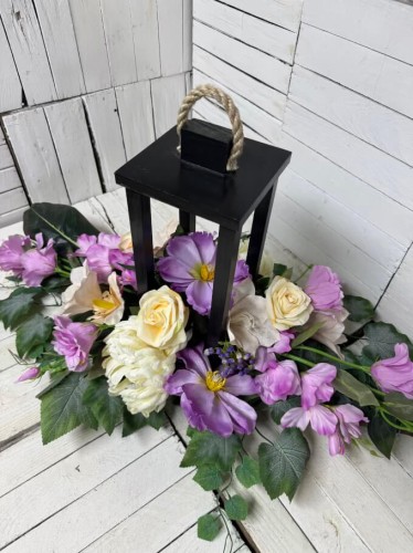 piekna kompozycja kwiatowa eustoma rozowa kwiaty lampa drewniana na cmentarz kompozycja komplet stroik i bukiet wiazanka.jpg