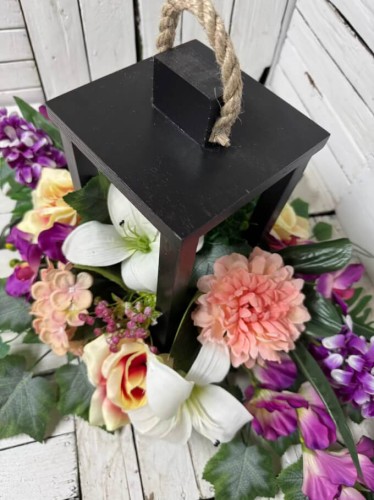 lampa czarna na cmentarz kompozycja na cmentarz lampa stroik i bukiet na cmentarz komplet nagrobny wiazanka nowosc.jpg