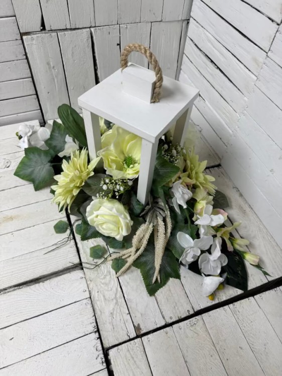 lampa biała stroiki lampa biała wiazanka bukiet brazowe stroik i bukiet kompozycja nagrobna .jpg