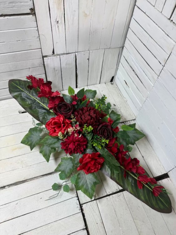 stroik na cmentarz-kompozycja nagrobna-wiazanka-kwiaty na grob-stroiki-czerwien.jpg