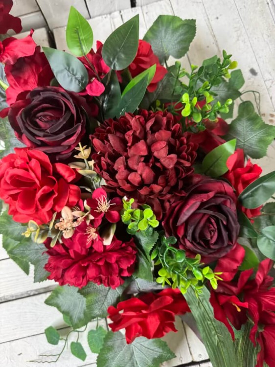 czerwien-tani-duzy-stroik na cmentarz-kompozycja nagrobna-wiazanka-kwiaty na grob-stroiki.jpg