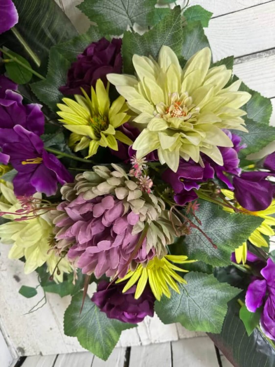 fiolet z zielena -stroik na cmentarz-kompozycja nagrobna-wiazanka-kwiaty na grob-stroiki.jpg