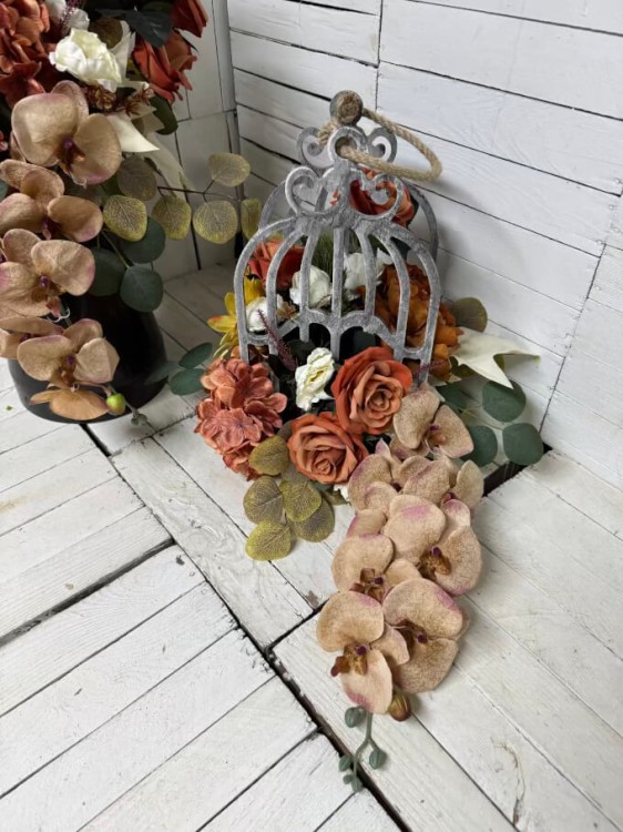 klatka-wiazanki na cmentarz kompozycja biala lampa drewniana kwiaty nagrobne stroik i bukiet na cmentarz nowoczesne oyrginalne-braz kwiaty na cmentarz.jpg