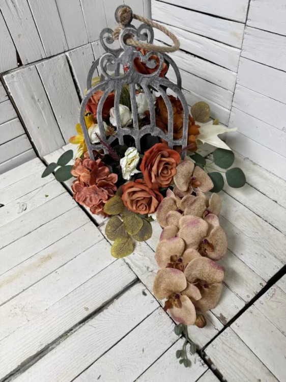 piekny stroik na cmenarz wiazanki na cmentarz kompozycja biala lampa drewniana kwiaty nagrobne stroik i bukiet na cmentarz nowoczesne oyrginalne.jpg