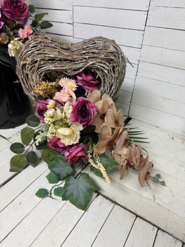 stroik-serce-ompozycja-roze-serca-bukiet-wiazanka-storczyki-kompozycja-nagrobne-stroik-stroiki-kwiaty