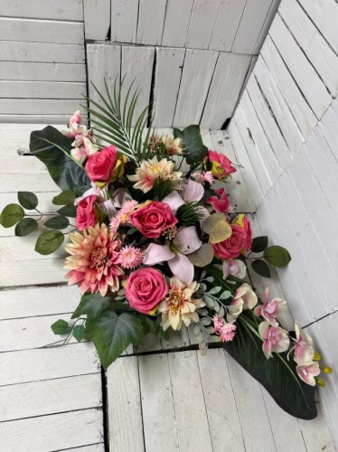 nowosc-duzy-stroik na cmentarz-rozowe-kwiaty-roze-stroik na cmentarz-kompozycja-kwiaty-nagrobne-stroiki-nowosc-wzory.jpg