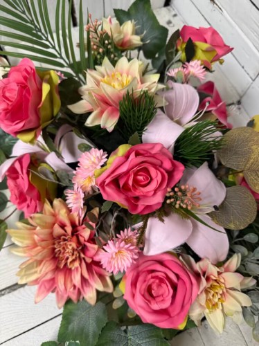 kwiaty na grob-roza-rozowa-stroik na cmentarz-kompozycja-kwiaty-nagrobne-stroiki-nowosc-wzory.jpg