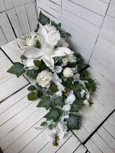 biały duzy kwiat-na-grob-stroik-bukiet-omplet-kompozycja-na-cmentarz-grob-nowoczesne-kwiaty-piankowe.jpg