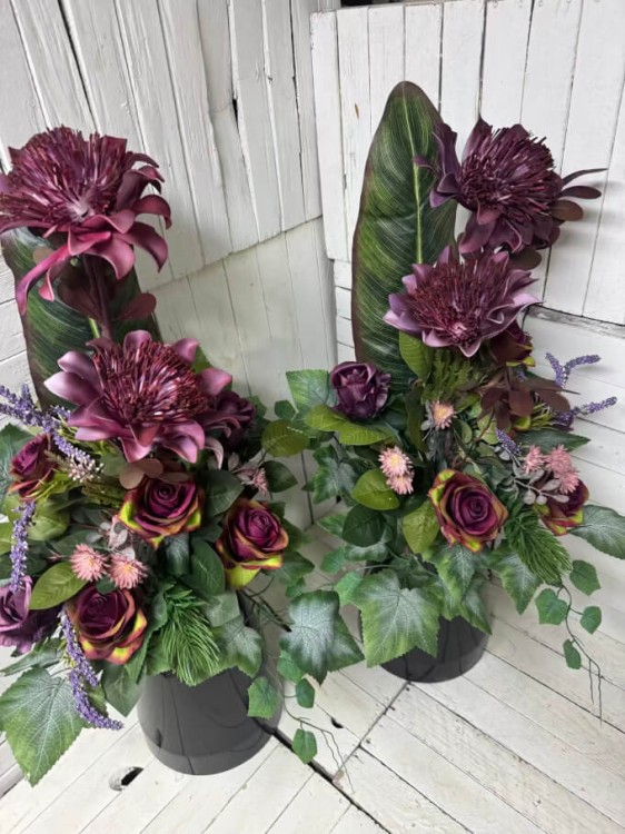 dwa bukiety jednakowe-lampa na cmentarz-kiety na grob-kompozycja-nowosci-stroik na cmentarz-stroiki na cmentarz-kompozycje-kompozycja-pianka.jpg