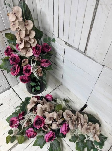 eleganckie kwiaty na cmentarz-elegancka kompozycja storczyki i roze-stroik na cmentarz stroiki-kompozycje-kompozycja- roze rozowe.jpg