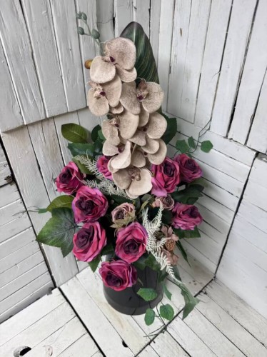 nowosc-bukiet na cmentarz-kompozycja nagrobna-eleganckie stroiki elegancka kompozycja storczyki i roze-stroik na cmentarz stroiki-kompozycje-kompozycja.jpg