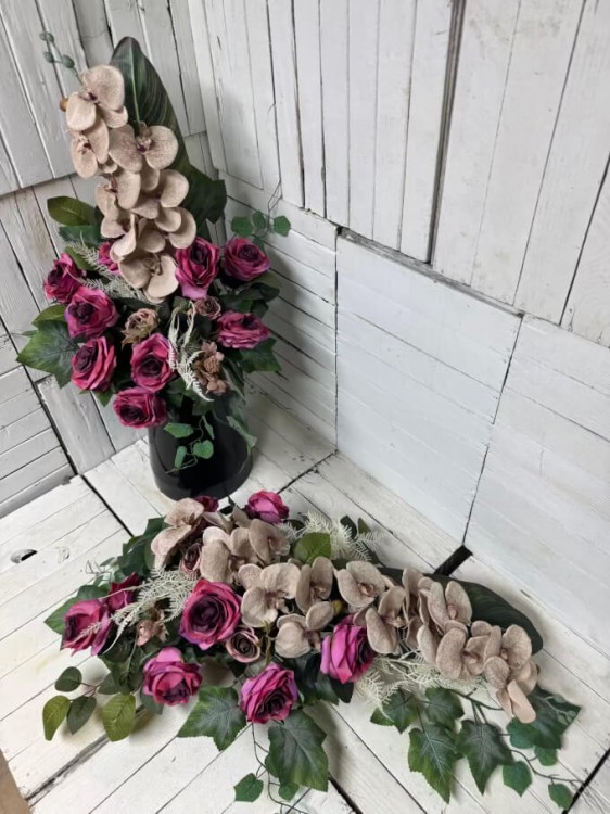 elegancka kompozycja storczyki i roze-stroik na cmentarz stroiki-kompozycje-kompozycja.jpg