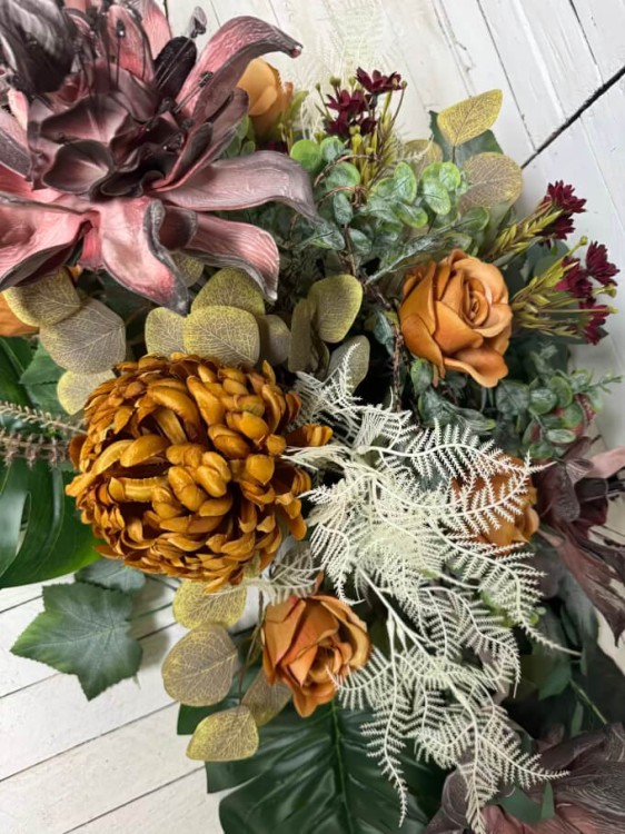 złociste chryzantemy -eleganckie-kompozycje na cmentarz-bardzo duza kompozycja na cmentarz-stroik na cmentararz-kompozycje -kompozycja.jpg