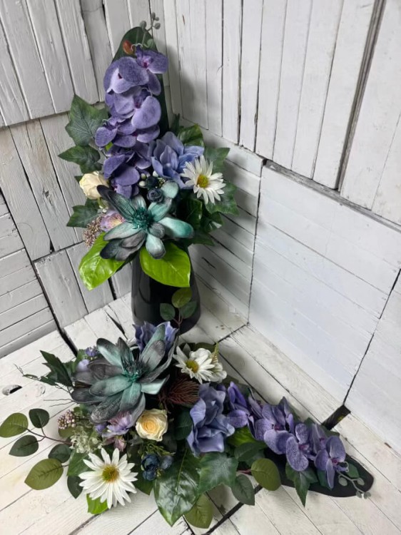 ciekawy stroik na cmentarz-stroik na cmentarz-stroiki na cmentarz-kompozycje na cmentarz-kwiaty na grob-nowoczesne.jpg