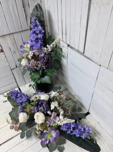 komplet na cmentarz-kwiaty-chryzantemy-nowosc-wiazanka-bukiety-zielona-ostróżka-kwiaty na cmentarz-stroiki na cmentarz.jpg