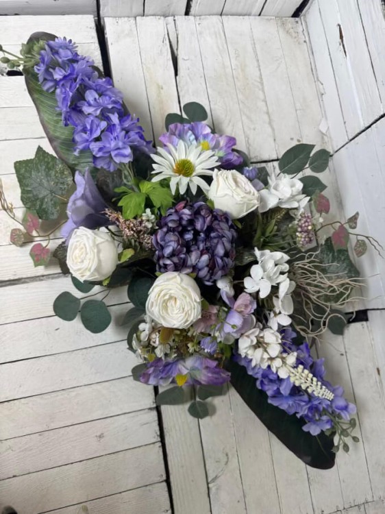 stroik-kwiaty-wiazanka-bukiety-zielona-ostróżka-kwiaty na cmentarz-stroiki na cmentarz.jpg