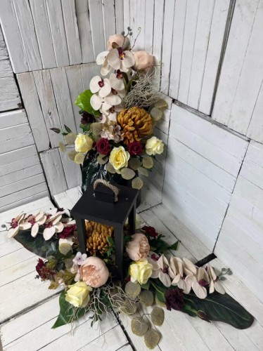 piekna jesienna lampa-eleganckie stroiki na cmentarz-pianka-owos-kompoycjee nagrobne-kwiaty sztuczne-kompozycja-bukiet.jpg