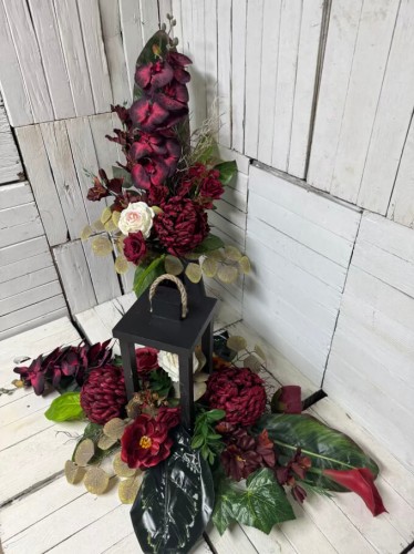 piekny -elegancki-stroik-lampa-czerwien-bordo-kwiaty-eleganckie stroiki na cmentarz-pianka-owos.jpg