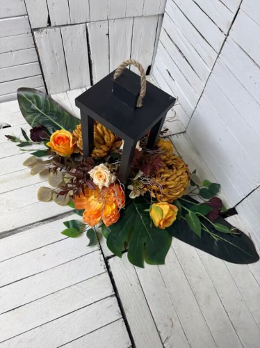 lampa-kwiaty-cherbaciane-stroik-na -cmentarz-kwiaty-lampa-kompozycja nagrobna.jpg