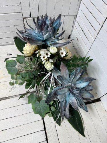 stroik dwa wielkie kwiaty na cmentaz-kompozycja na cmentarz-kwiaty na grob-stroik na cmentarz-stroik-wiazanka.jpg