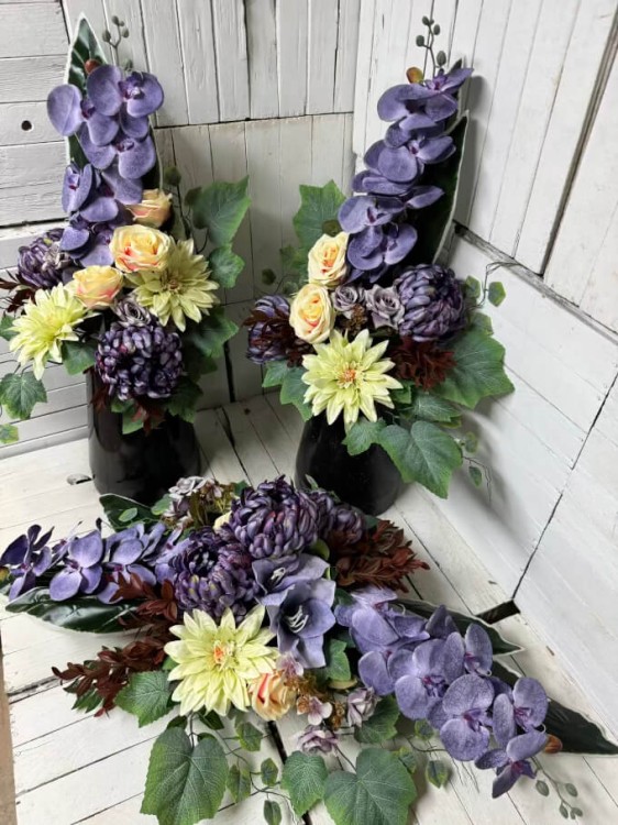 bukiety-komple dwa-wazony-kompozycja na cmentarz-kwiaty na grob-stroik na cmentarz-stroik-wiazanka.jpg