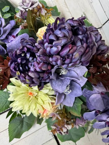 chryzantema-kompozycja na cmentarz-kwiaty na grob-stroik na cmentarz-stroik-wiazanka.jpg