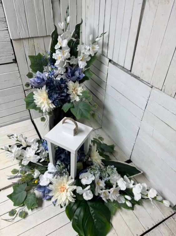 białe kwiaty-stroik-na-cmentarz-stroiki-na-grob-kompozycja-kompozycje-nagrobne-wiazanki-galeria.jpg