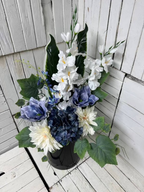 białe mieczyki-niebieskie-kwiaty-stroik-na-cmentarz-stroiki-na-grob-kompozycja-kompozycje-nagrobne-wiazanki-galeria.jpg