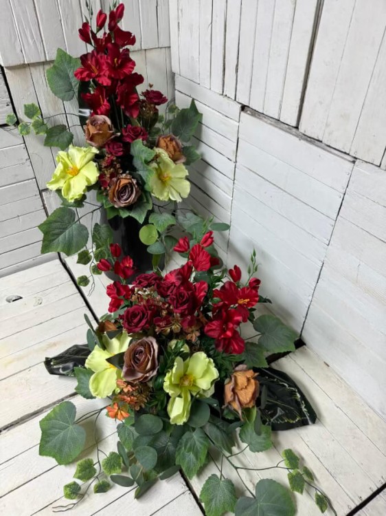 piekny-komplet na cmentarz-stroik na cmentarz czerwien-kompozycja nagrobna-kwiaty na grob.jpg
