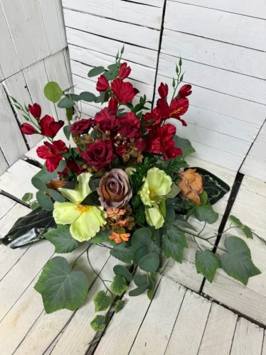 kwiaty sztucze-mieczyki-czerwone-stroik na cmentarz czerwien-kompozycja nagrobna-kwiaty na grob.jpg