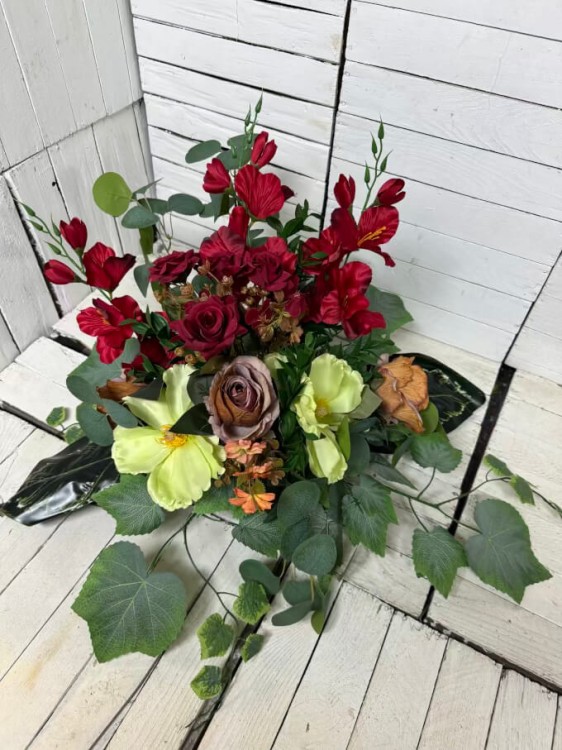 kwiaty sztucze-mieczyki-czerwone-stroik na cmentarz czerwien-kompozycja nagrobna-kwiaty na grob.jpg