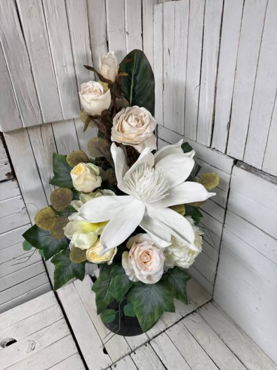 kwiaty na grob-biale-stroik na cmntarz-stroiki-kompozycja-kompozycje-wiazanki-eleganckie-piekne-tanie-komplety na grob.jpg