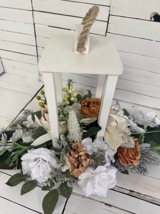 lampa swiateczna-kwiaty na cmentarz-kompozycja na cmentarz-stroik-boze narodzenie-swiateczny (1).jpg