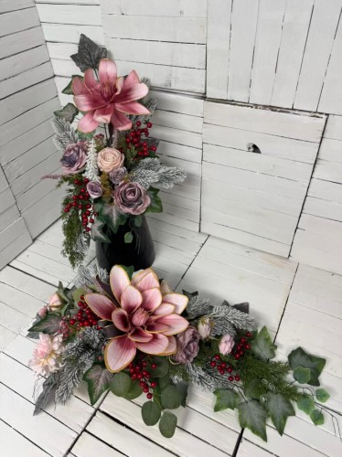 elegancka kompozycja-piankowa-Świąteczna kompozycja nagrobna – mały stroik bożonarodzeniowy z białą poinsecją i bombkami.jpg