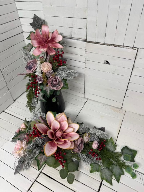 elegancka kompozycja-piankowa-Świąteczna kompozycja nagrobna – mały stroik bożonarodzeniowy z białą poinsecją i bombkami.jpg