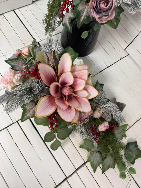 nowoczesny stroik na cmentarz-kwiaty na cmentarz-Świąteczna kompozycja nagrobna  stroik bożonarodzeniowy .jpg