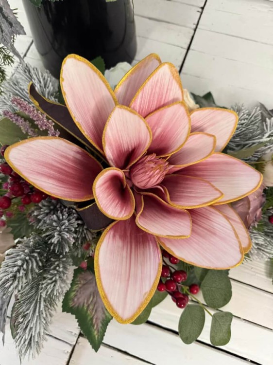 rozowy-duzy-kwiat na cmentarz-Świąteczna kompozycja nagrobna – mały stroik bożonarodzeniowy .jpg